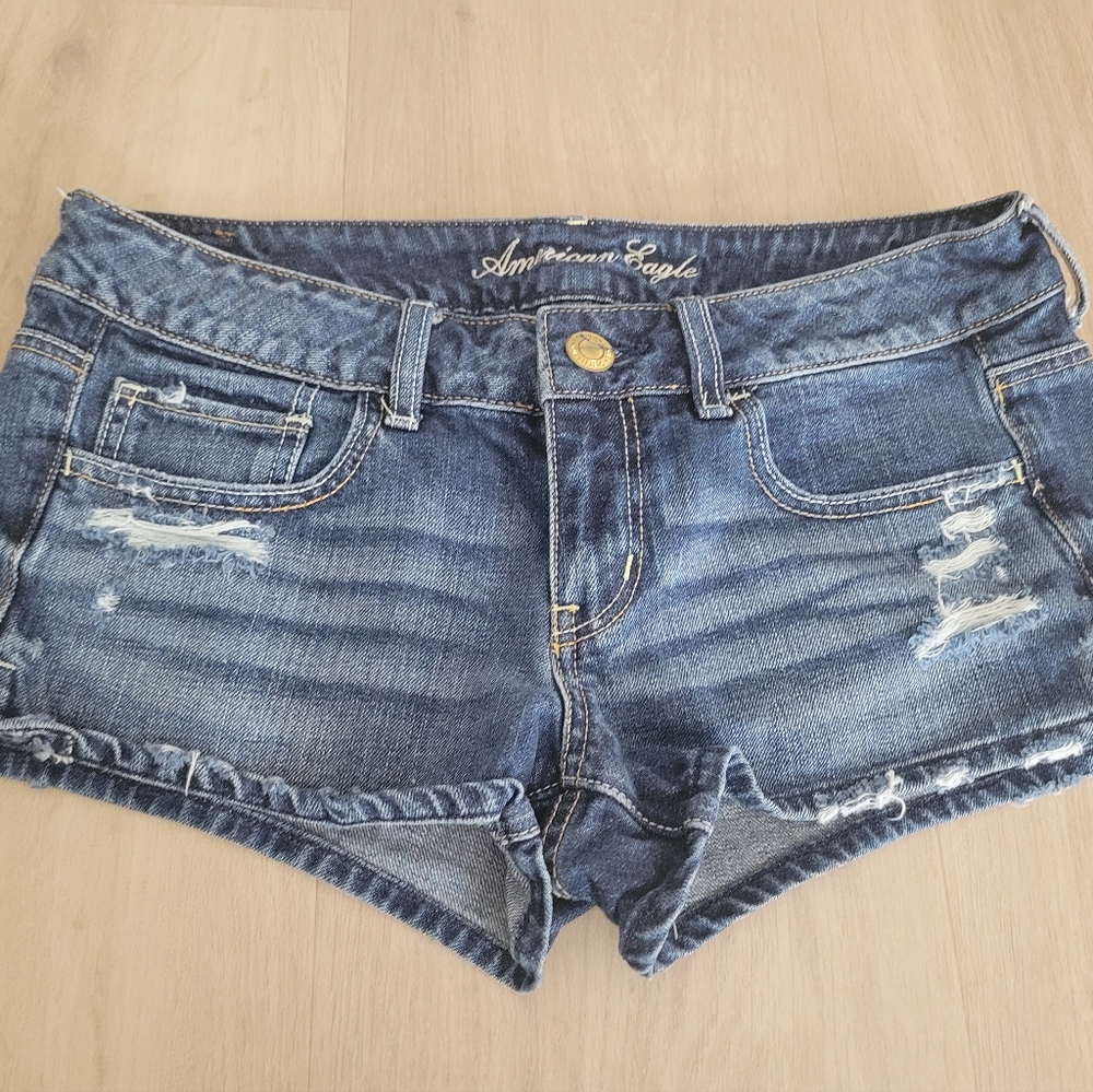 American Eagle Outfitters Women's Distressed Blue Denim Cutoff Shorts. Size 6